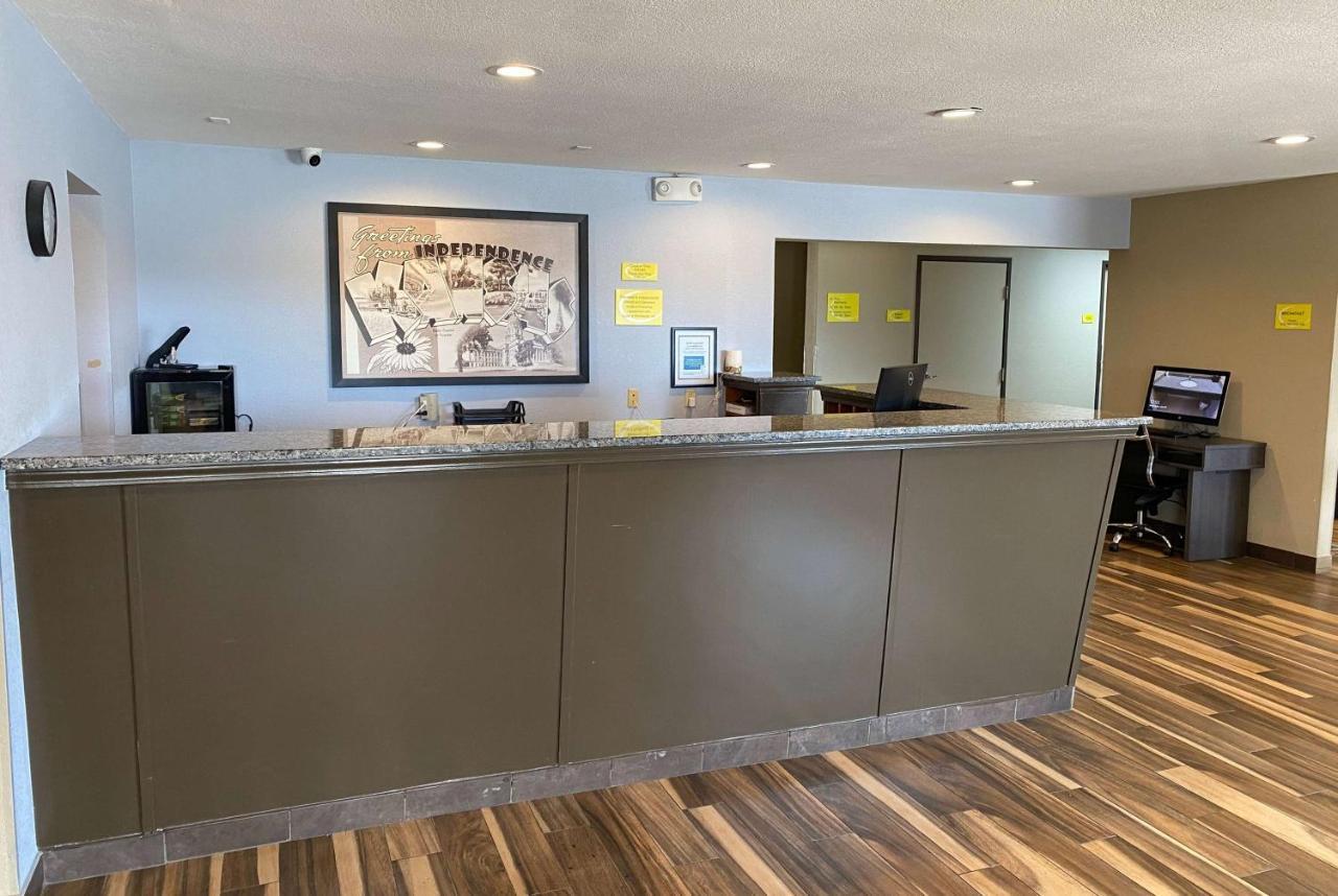 Super 8 By Wyndham Independence Ks Hotell Exteriör bild