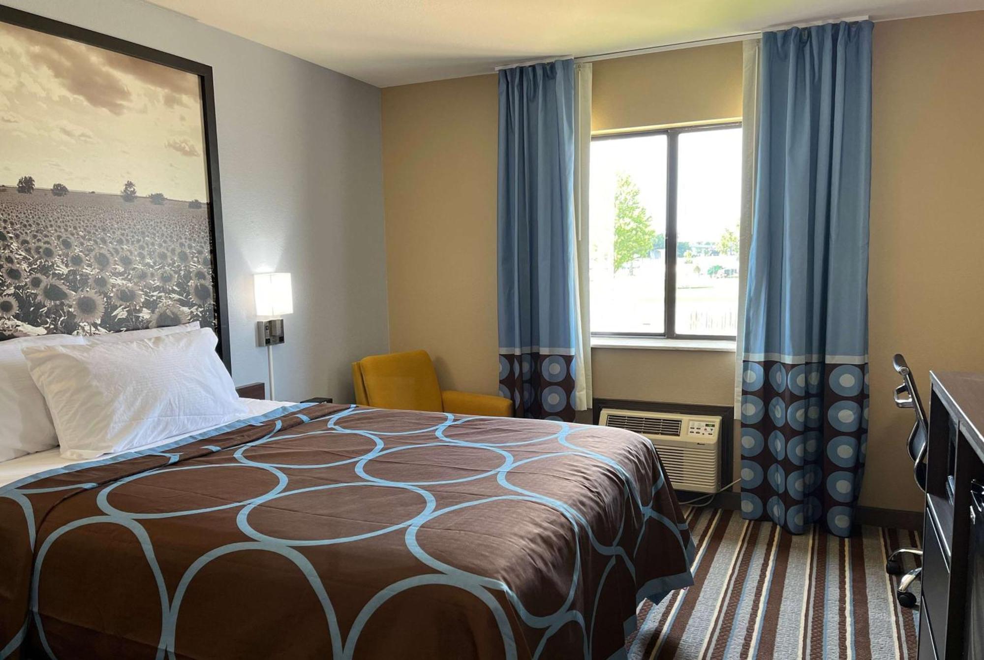Super 8 By Wyndham Independence Ks Hotell Exteriör bild