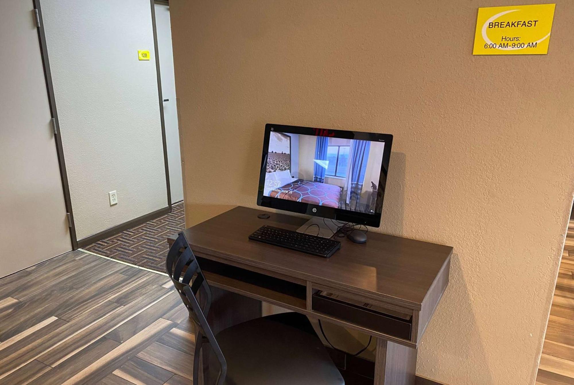 Super 8 By Wyndham Independence Ks Hotell Exteriör bild